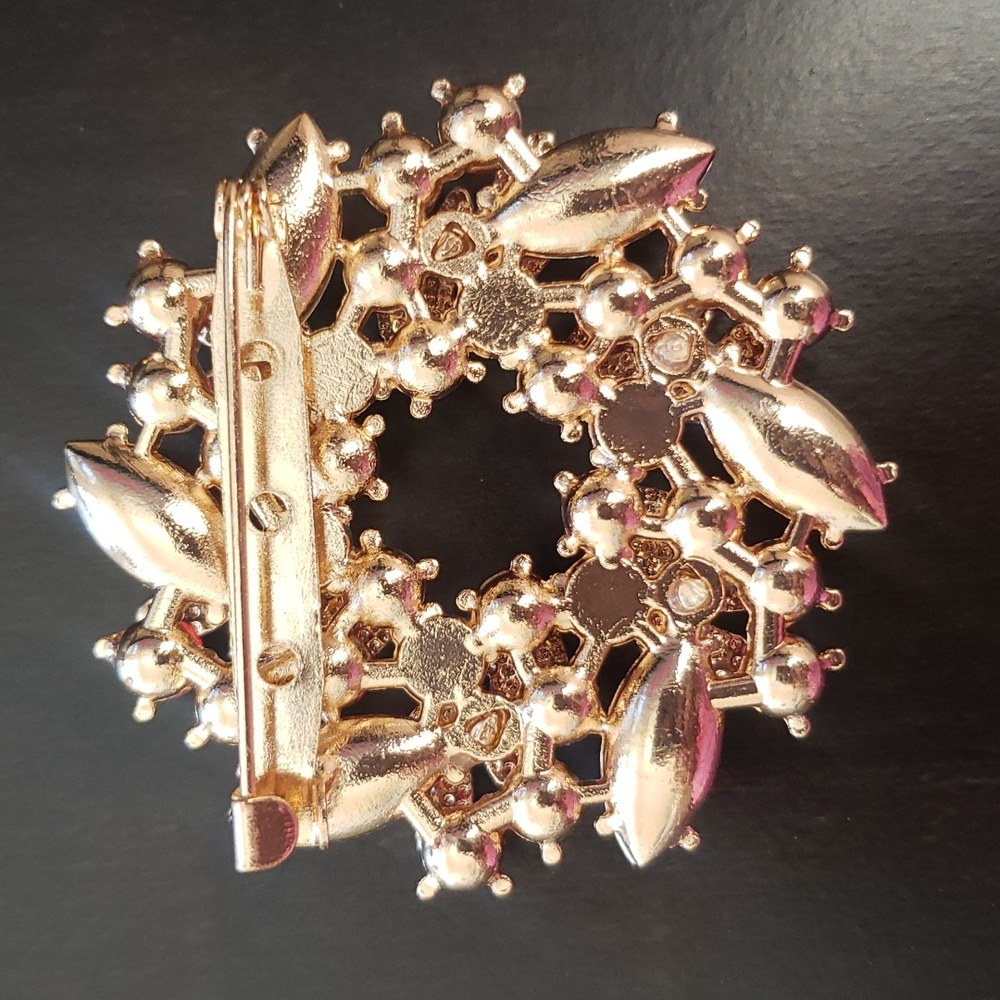 Rhinestone Red Wreath Brooch Pin Gold To… - Picture 6 of 7